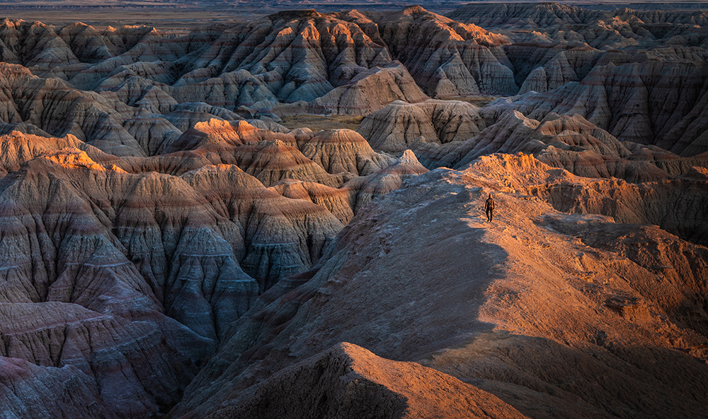 Despite the clear path that leads the eye here, I had to put all my pretentious confidence into my gait as if I knew where to go. In fact, there is no trail to go down to the valley in these badlands.