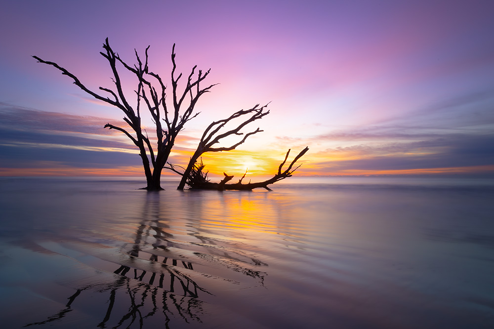 While a long exposure during high tide can create the effect of thick fog instead of water, a long exposure during low tide turns the sand into a magical mirror.