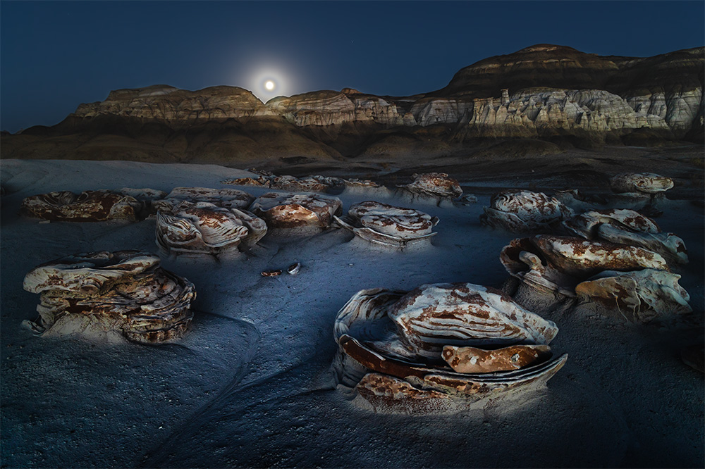 Even after learning how hoodoos and similar formations are shaped by nature and time, these “Cracked Eggs” still look too unreal to be natural—as if they belong to another level of wonders.